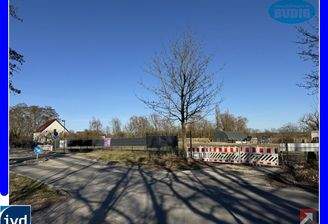 Ansicht von der Straße auf die drei nebeneinander liegenden Grundstücke