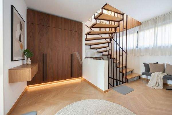 Treppenaufgang 1. OG. KI modifiziert