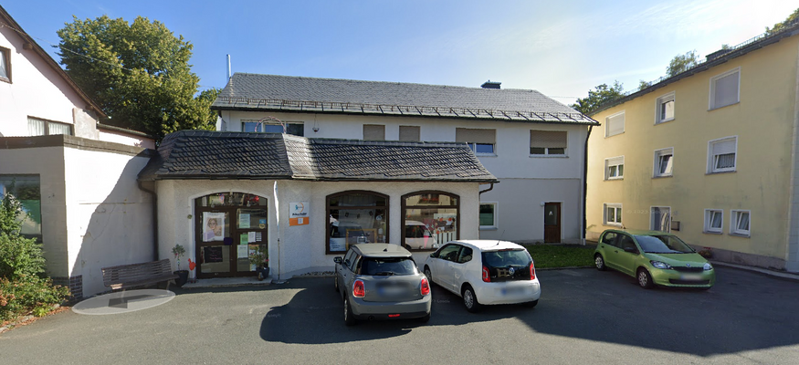 Frontansicht Gebäude mit Anbau