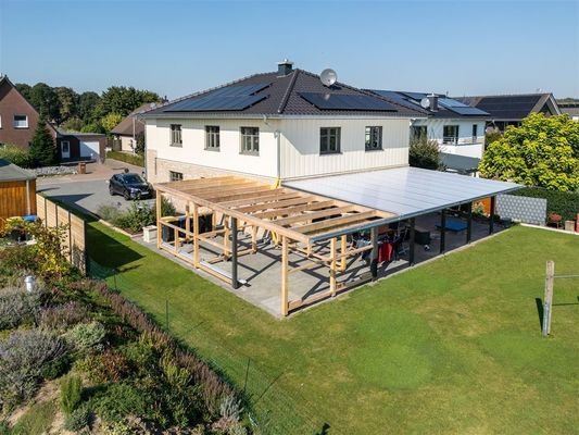 Ansicht Garten mit überdachter Terrasse 