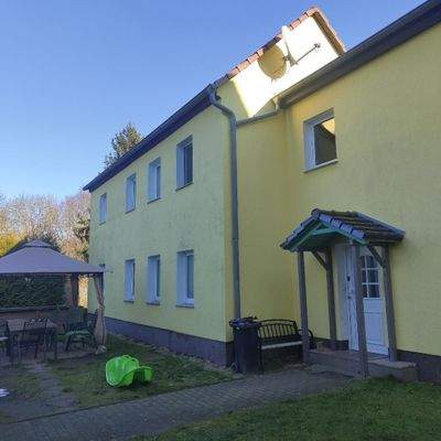 Gelbes Mehrfamilienhaus