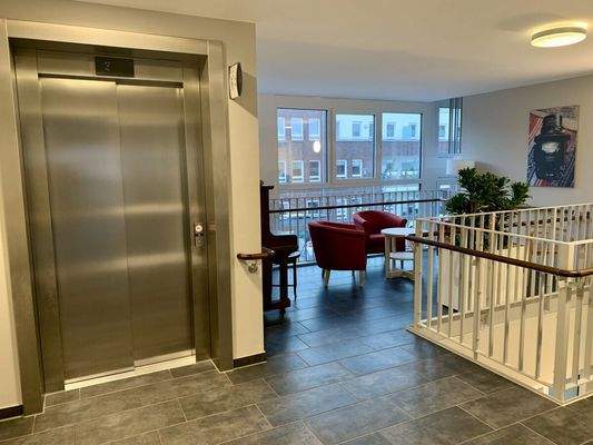 22. Gemeinschaft, Hauptgebäude, Aufzug, Klavier