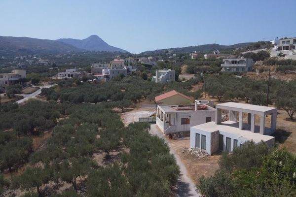 Kreta, Kissamos: Halbfertiges Haus mit Blick auf Meer und Berge zu verkaufen