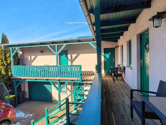 Nebenhaus mit Unterkünfte und Garage