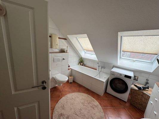 Helles Badezimmer mit Badewanne