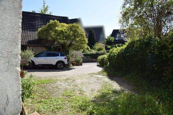 Zufahrt zum Gebäude