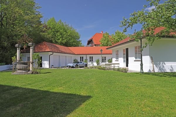 Garagen und Gästehaus