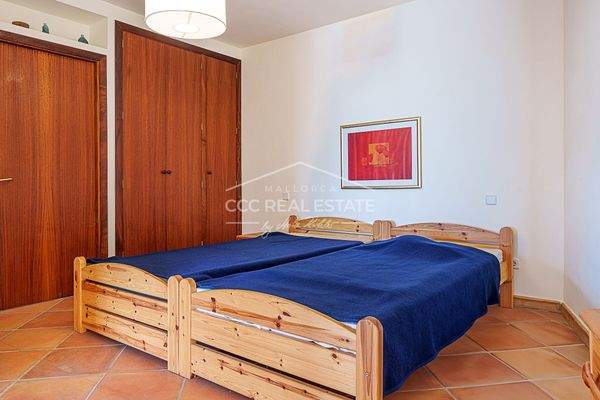 ...zweiten Schlafzimmer mit...