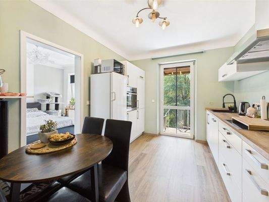 Küche mit Einbauküche und Zugang zum Balkon EG  