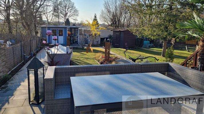 Garten mit Gartenhaus mit Zugang zu der Garage