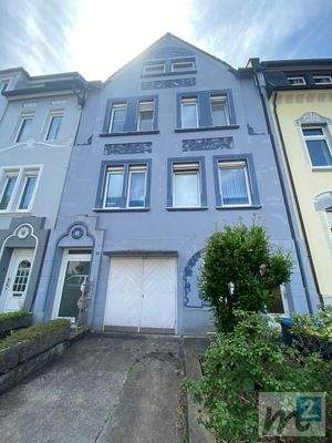 Außenansicht mit Zufahrt Garage