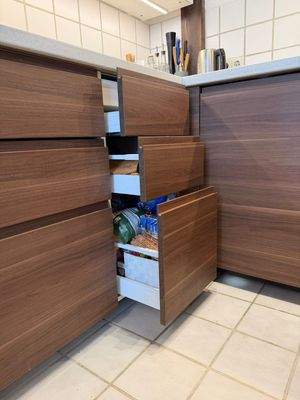 Einbauküche Detailaufnahme mit Auszügen