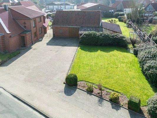 Ansicht Einfahrt mit Nebengebäude(wird abgerissen)