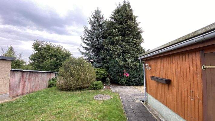 Grünfläche und Werkstatt hinter dem Haus