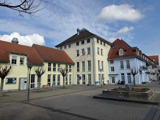 Rathaus und Marktplatz in der Nähe