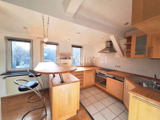 offener Küchen-/Wohnbereich mit Zugang zum Balkon