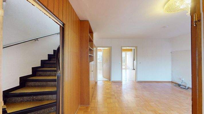 Wohnzimmer & Treppe zum Obergeschoss