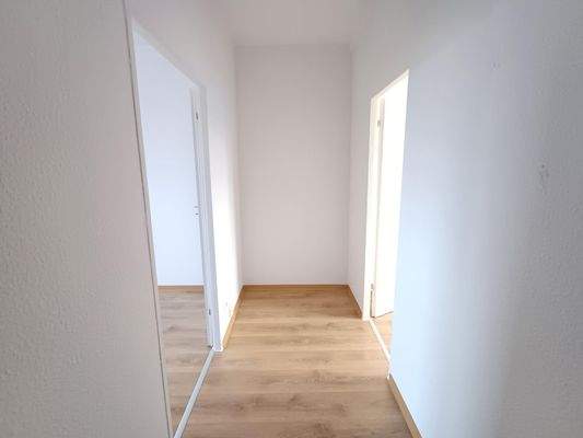 Leerer Flur mit Türen