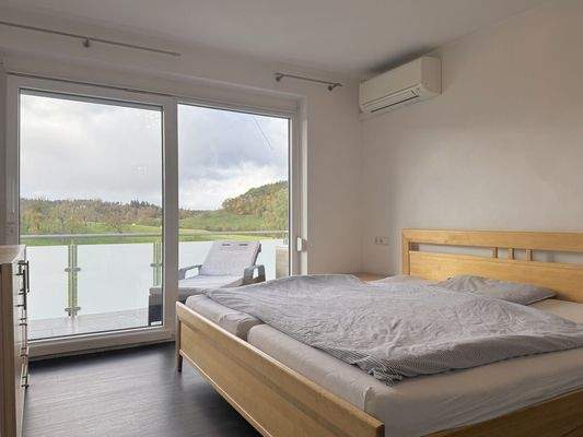 Eltern mit Balkon und Klimaanlage