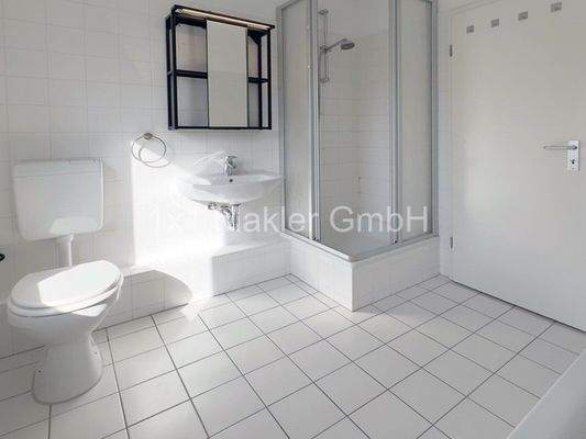 Badezimmer mit Wanne und separater Dusche