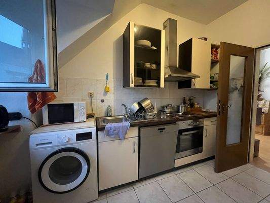 Helle Küche mit Geräten