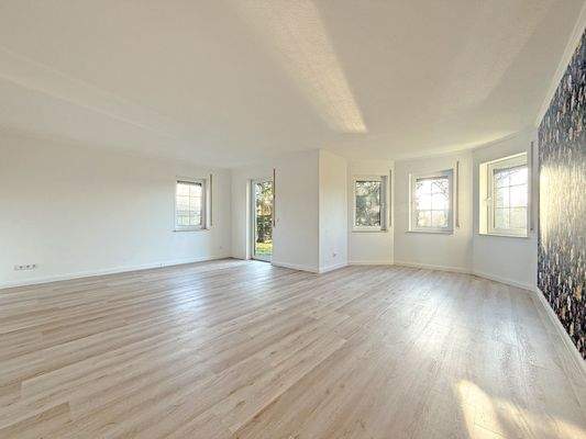 Lichtdurchflutetes Wohnzimmer mit Zugang zur Terrasse