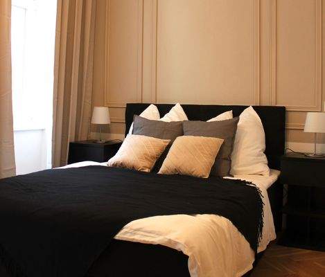 Gemütliches Polsterbett (140 x 200 cm)