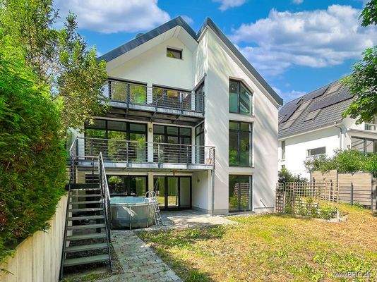 Hausansicht Hanggrundstück