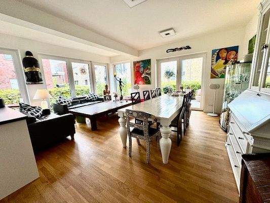 Helles Wohnzimmer mit Fenster