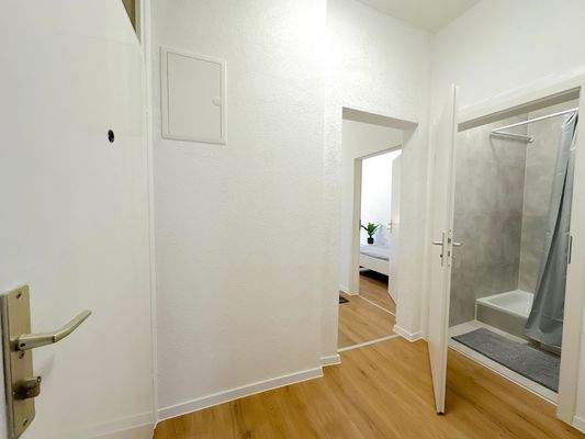 Moderner Flur mit Türen