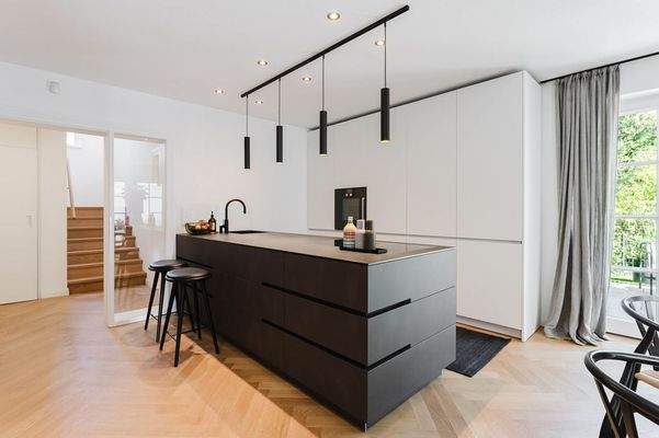 Die elegante Tischlerküche mit Kochinsel und Markengeräten 