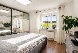 großzügiges Schlafzimmer