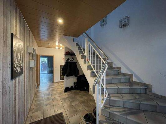 Wohnraumflur mit Treppe zum Obergeschoss