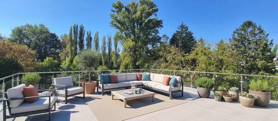 Terrasse: KI generierte Möbel