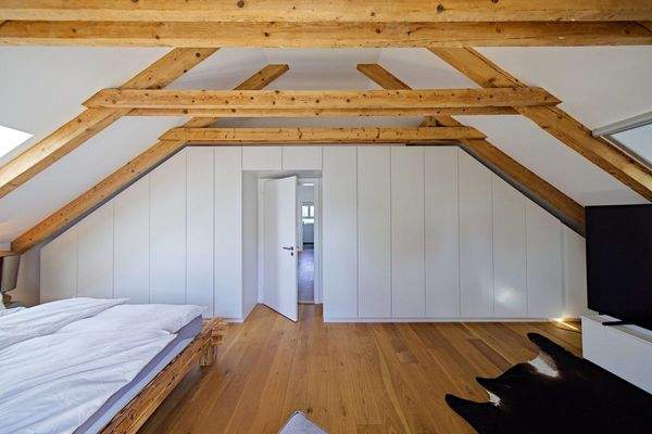 Elternschlafzimmer mit hochwertigen Einbauschränken