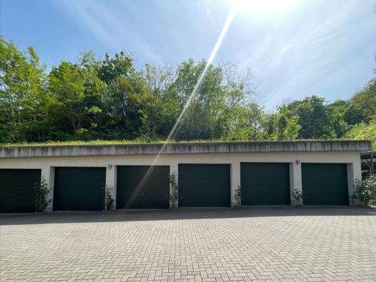 Garage mit elektrischen Torantrieb