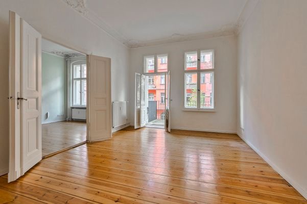 Wohnzimmer mit Balkonzugang
