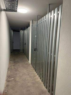 .. geräumige Kellerabteile mit Strom !