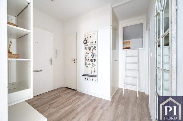 Eingangsbereich mit Aufgang zum Alkoven