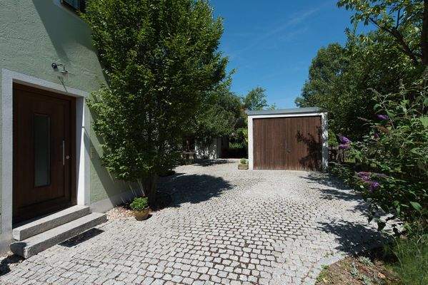 Hauseingang / Zufahrt Garage