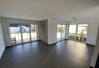 Wohnbereich mit 2 Zugängen auf den Balkon