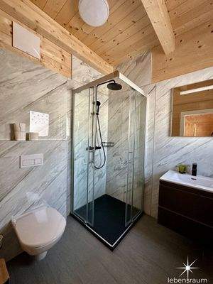 Badezimmer mit Dusche