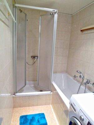 Erdgeschoss-Bad mit Wanne und Dusche