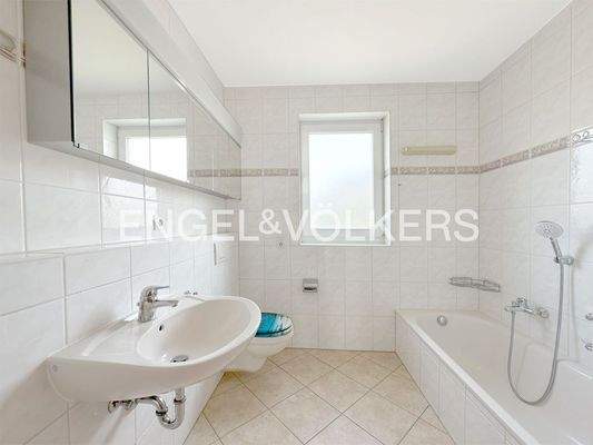 Tageslichtbad mit Dusche und Wanne