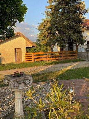 Außenstall mit Weide