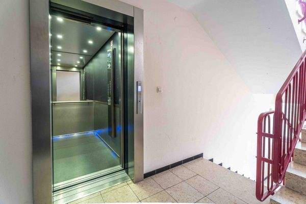 Aufzug-Treppenhaus