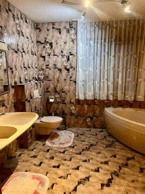 Großzügiges Badezimmer mit Eckbadewanne