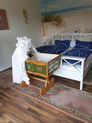 Ruhig gelegenes Schlafzimmer mit Platz für ein Doppelbett und weitere Möbel, angenehm hell durch Fensterfront