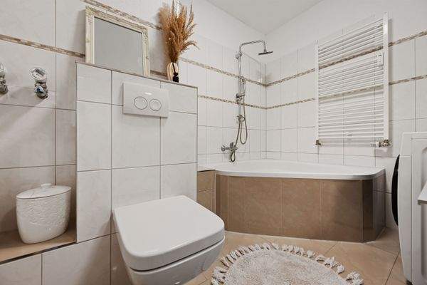 1.OG | Bad mit Duschwanne