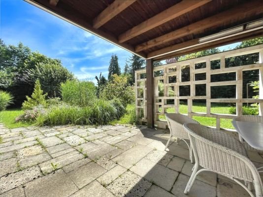 Überdachte Westterrasse